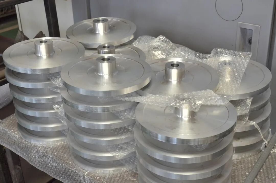上海金相机械设备有限公司案例：但对客户交付的是成品的仪器，前序的零件生产最终要进入总装车间进行组装，而比对着复杂精密的图纸时，才发现零件对不上。工人只能跑回车间…