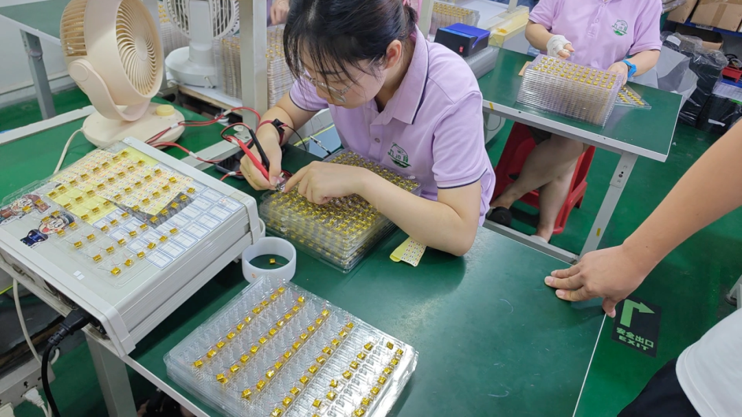 九段电子案例：员工可以根据自己的工段自动报工，根据小工单中设置好不同工序对应的工资单价、计算公式，员工在线实时看到自己的工资，清楚高效。