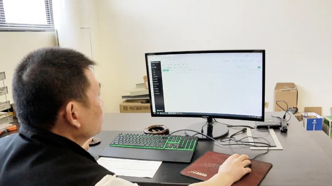 温州市浩卓环保科技有限公司案例：老谢看得透彻，行动也快。“现在除了扫地工不扫，每个部门每个工人都在扫码报工。电商部门也都有账号可以查询进度。”短短几个月…