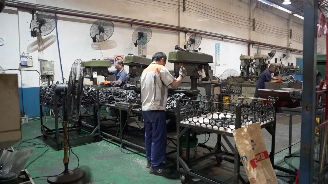 广州市精东汽车配件有限公司案例:广州市精东汽车配件有限公司主要从事摩托车零部件及配件的制造,年产值2000 万左右,主要从事各类摩托车龙头方向柱生产,有20多道工序,包括钻孔加工…