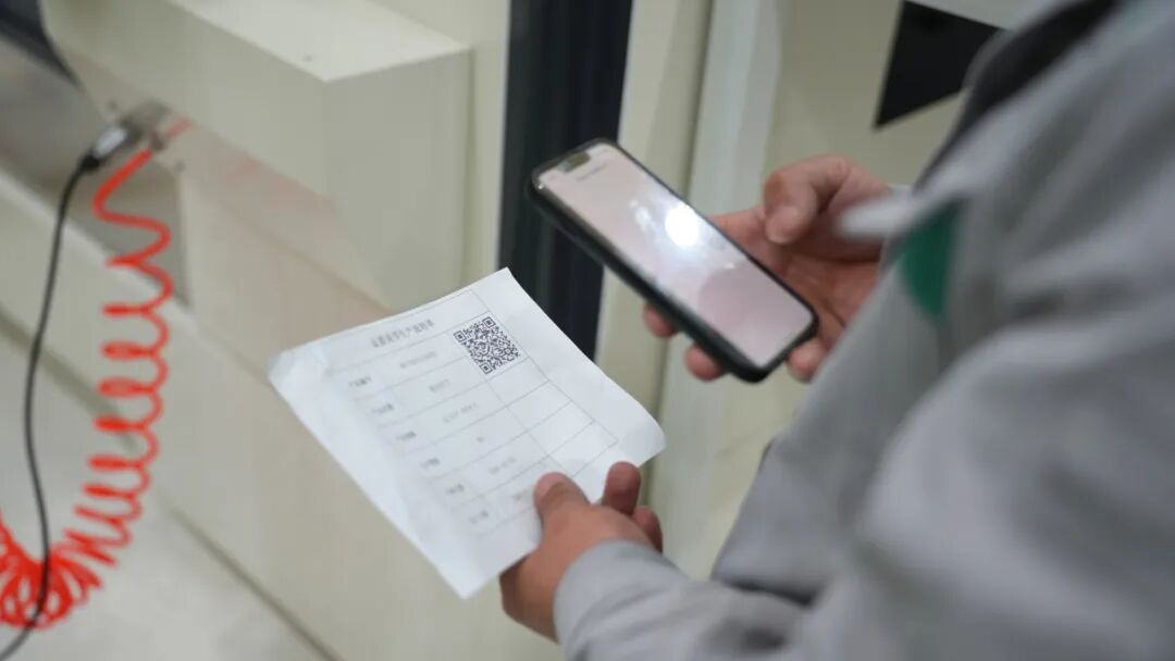 良质关节案例：当某个关键工序的品质不良率触碰预设红线时，黑湖小工单会自动触发预警，将异常情况精准推送到千山岳的手机端。