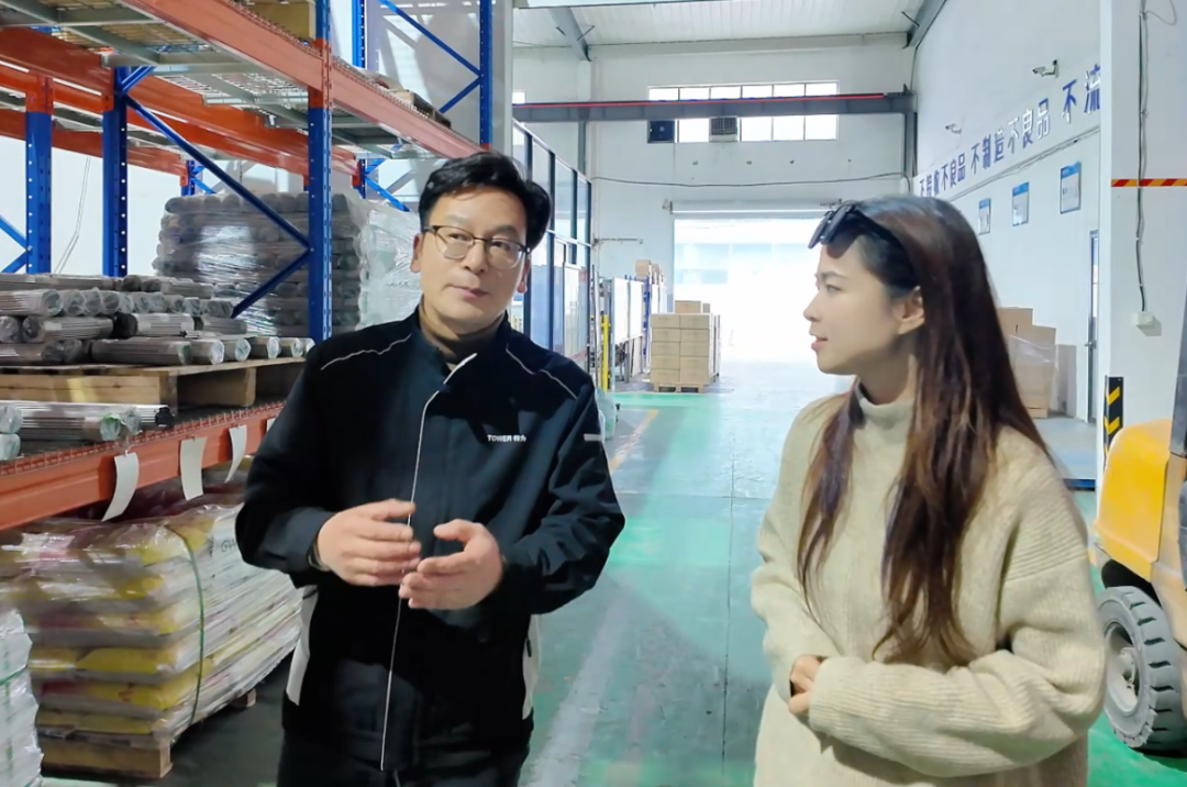 特为电器案例:他的专业技术,就是从这里开始学习的。不仅如此,老板娘还带他参加各种应酬,认识了松下、万宝这些大公司的人。在那些应酬场合里,老谭一开始还很拘谨,但他努力学习…